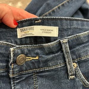 Levi’s Signature. Tons of Stretch. Size 16